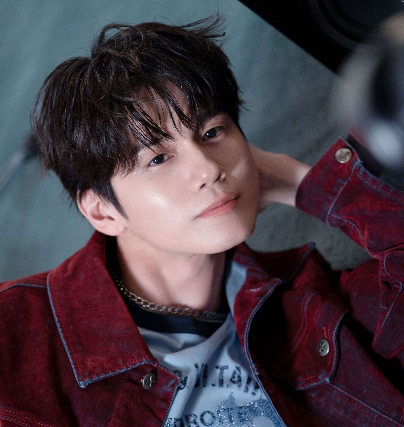 粉丝拍下的邕圣祐瞬间