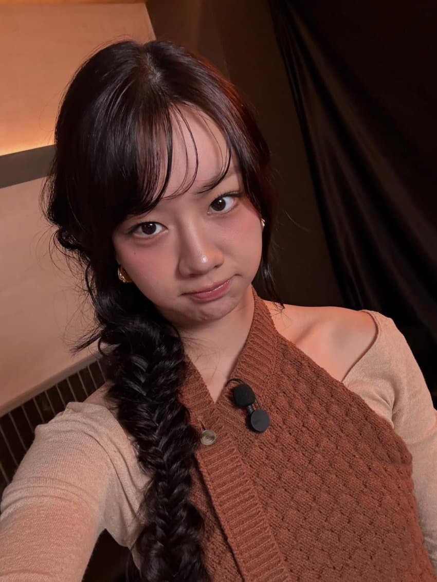 Behind-the-scenes cut of Hyeri