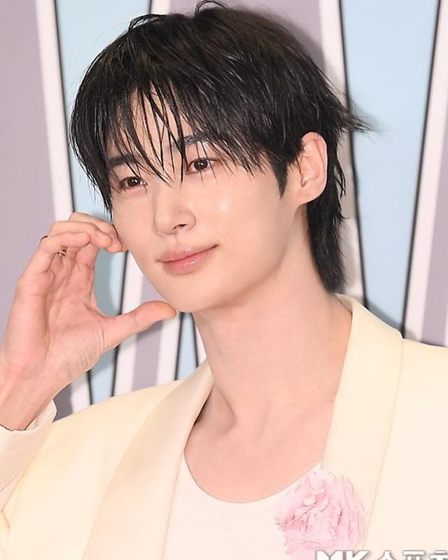 Behind-the-scenes cut of Byeon Wooseok