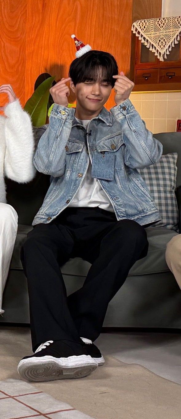 A moment captured by a fan of Kim Myungsoo (L)