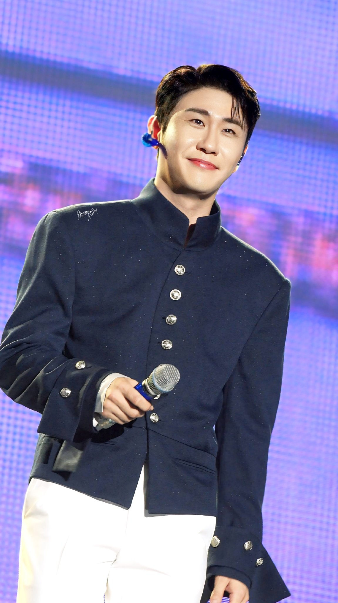Emotional wallpaper shared by fans for Young Tak