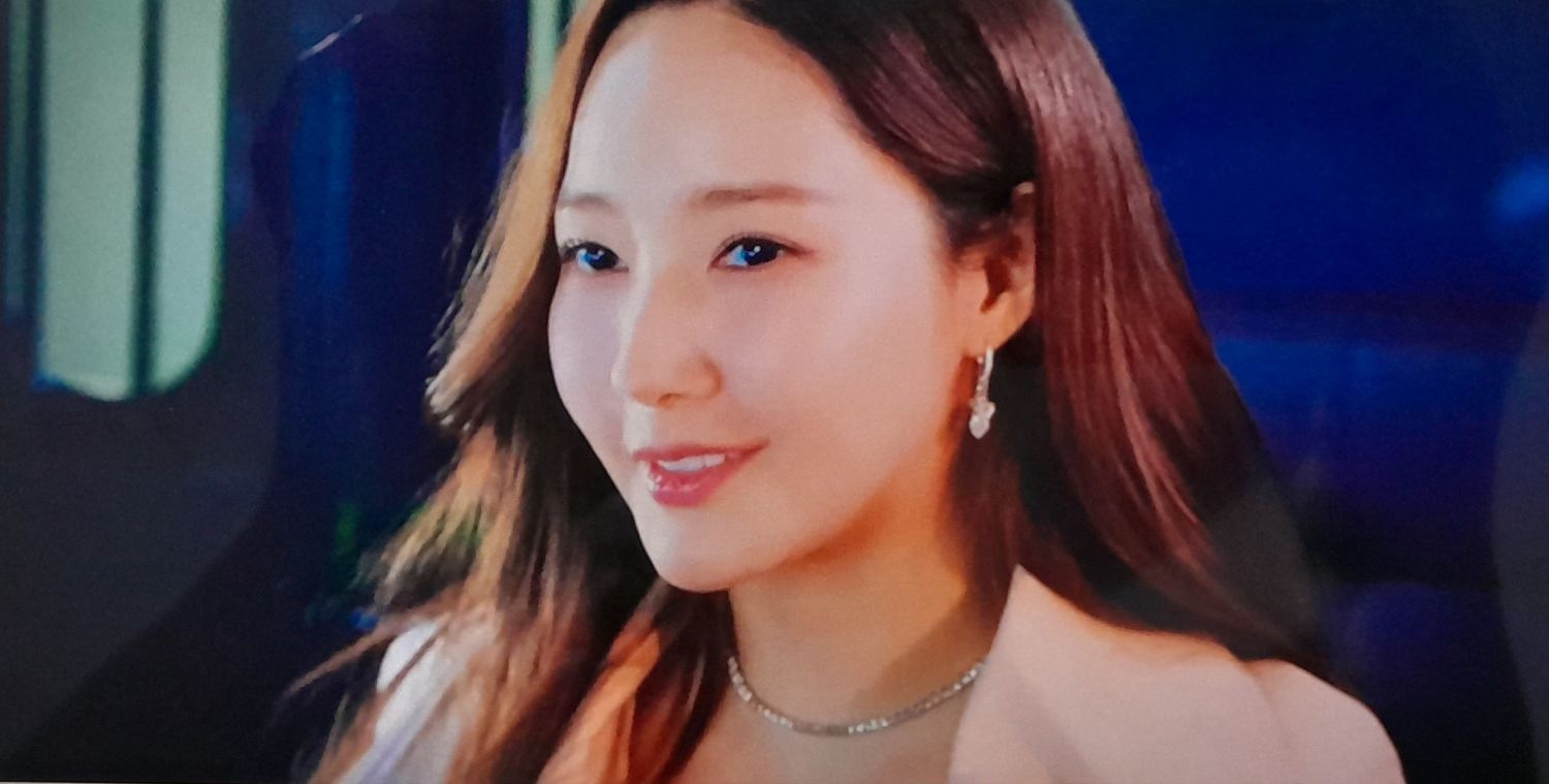 Behind-the-scenes cut of Park Minyoung