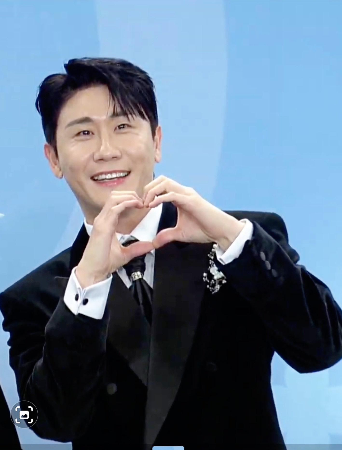 A moment captured by a fan of Young Tak