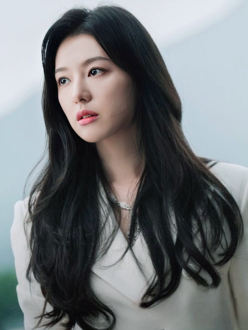 Behind-the-scenes cut of Kim Jiwon