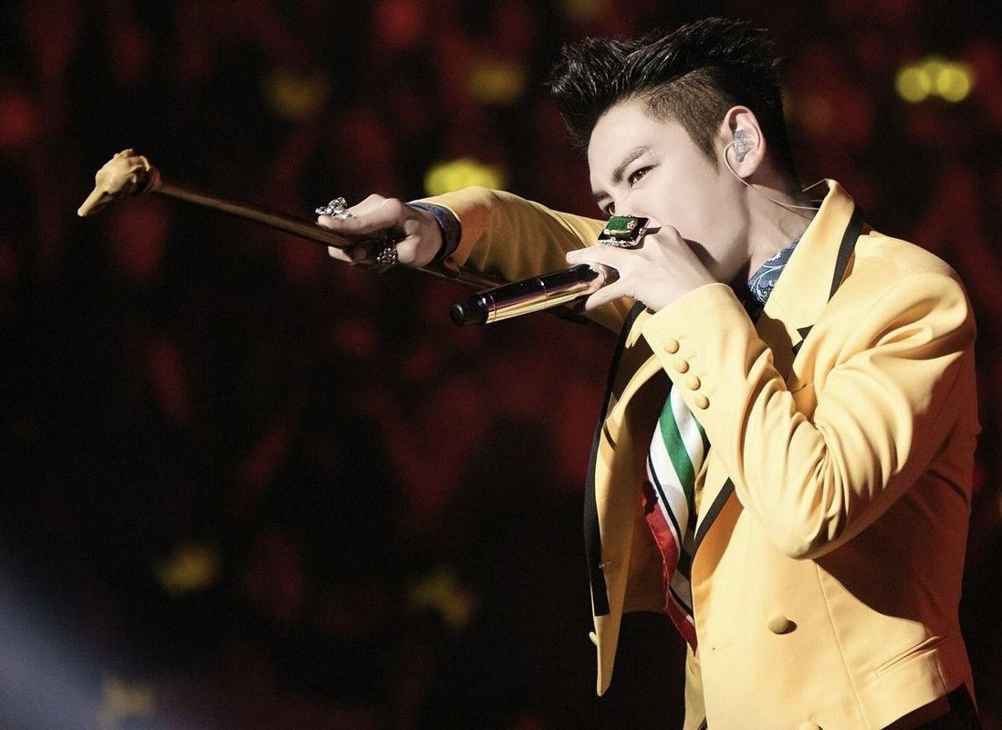 Behind-the-scenes cut of T.O.P