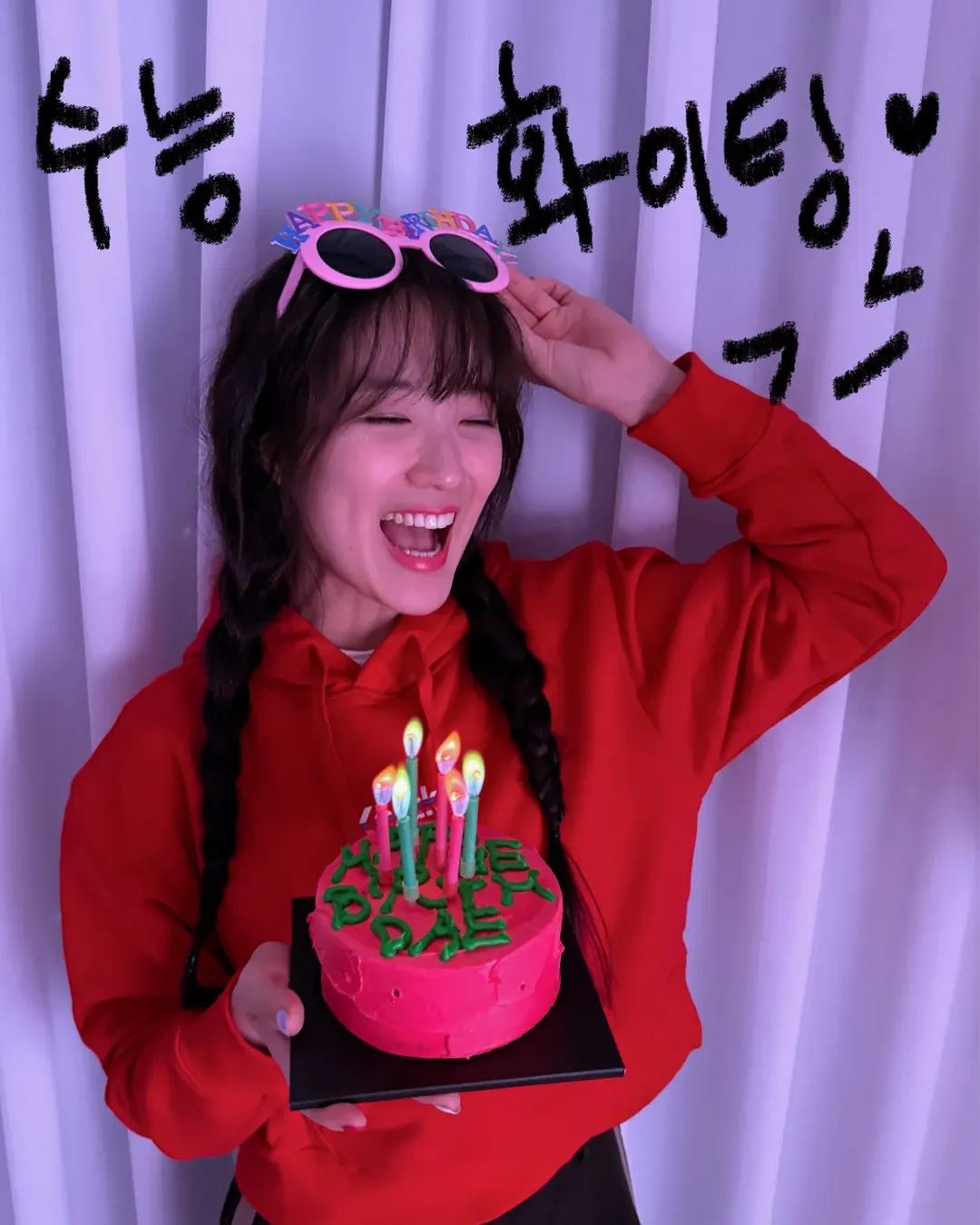 Behind-the-scenes cut of Kim Hyeyoon