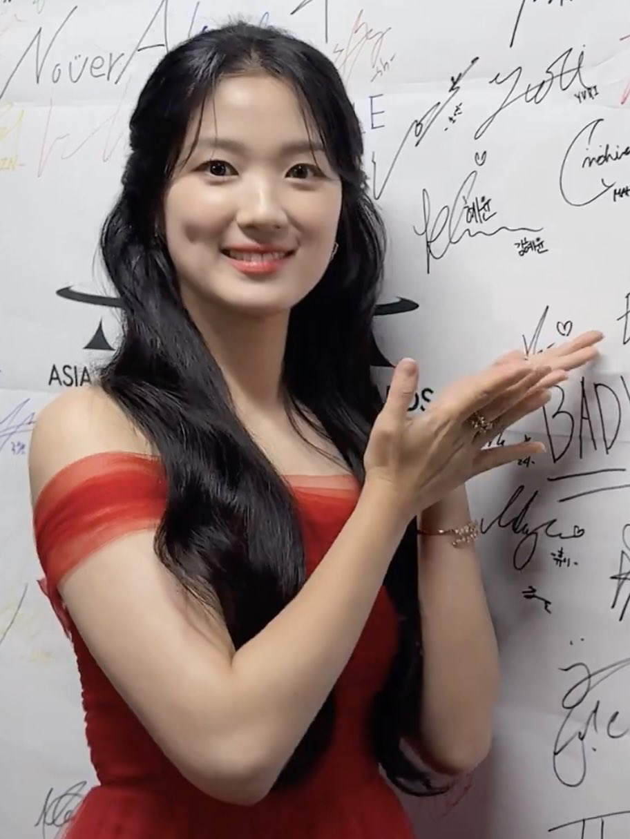 Latest photo of Kim Hyeyoon