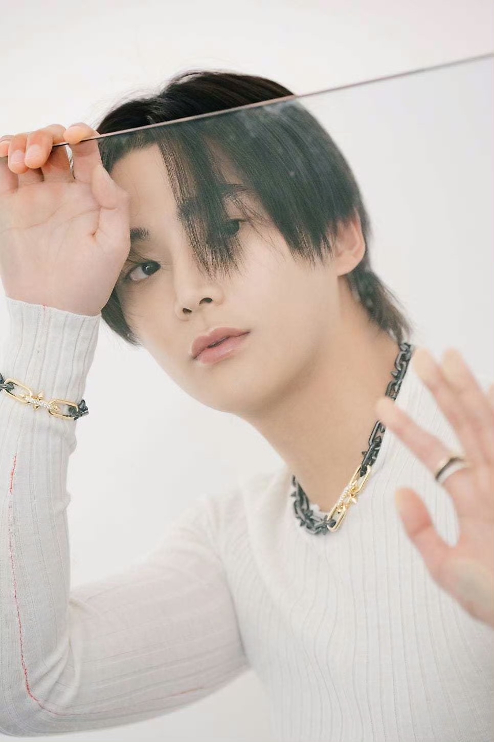 Behind-the-scenes cut of Rowoon