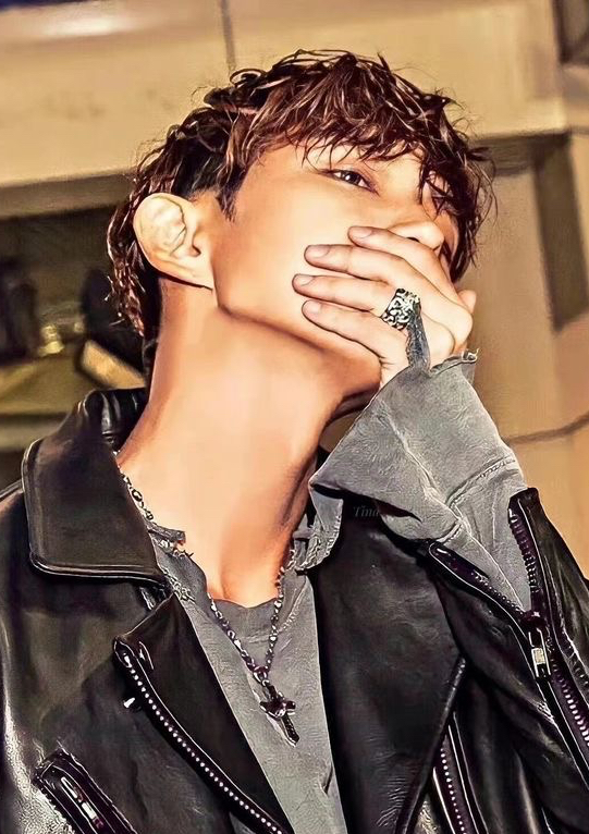 A moment captured by a fan of Lee Joongi