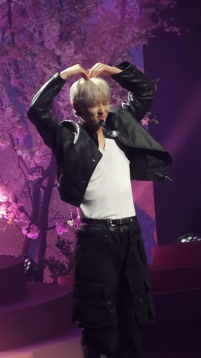 A moment captured by a fan of Hwang Minhyun