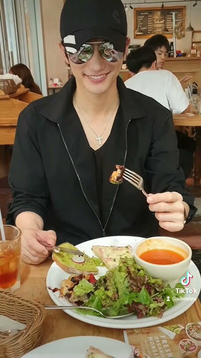 A moment captured by a fan of Park Sihoo