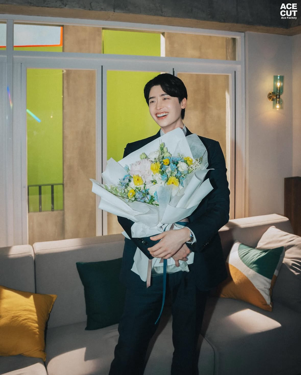A moment captured by a fan of Lee Jongsuk