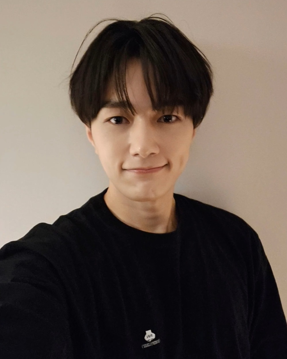 A moment captured by a fan of Kim Myungsoo (L)