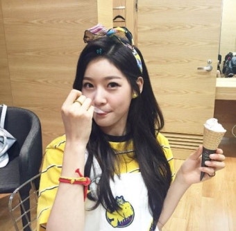 Behind-the-scenes cut of Kim Saeron