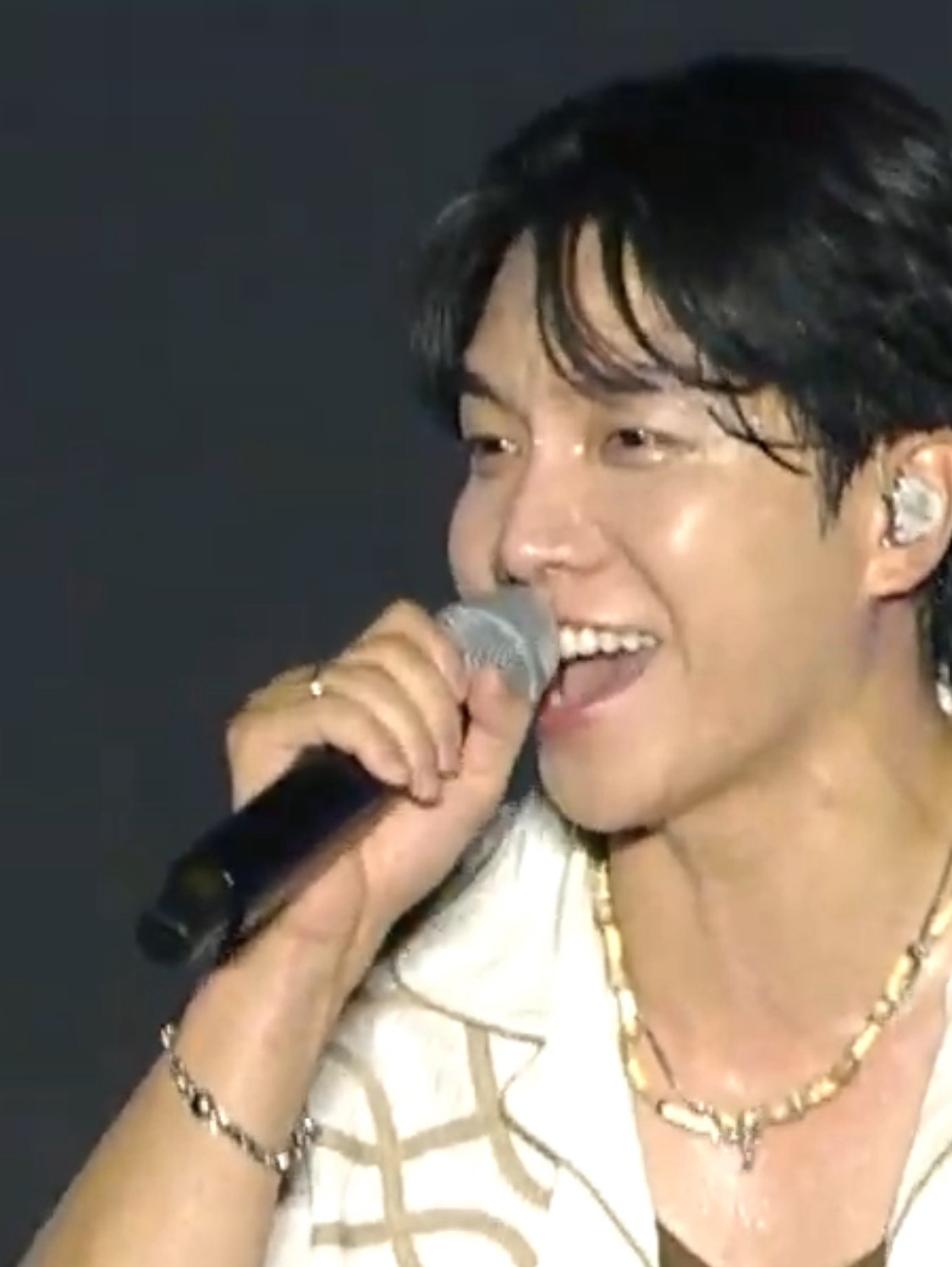 A moment captured by a fan of Lee Seunggi