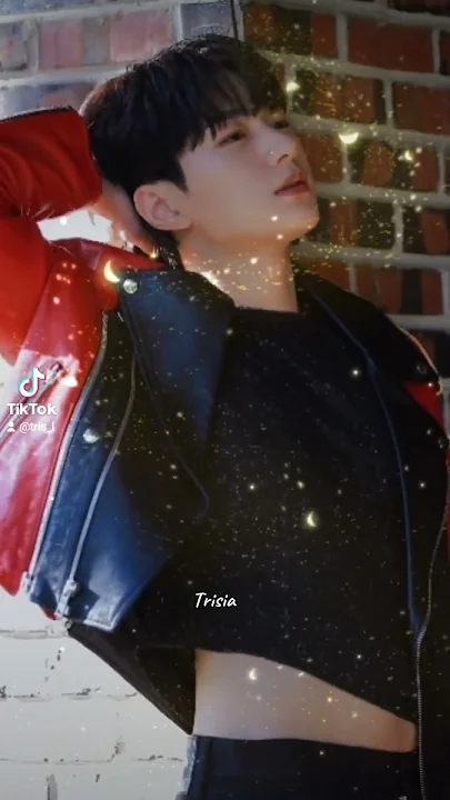 A moment captured by a fan of Kim Myungsoo (L)