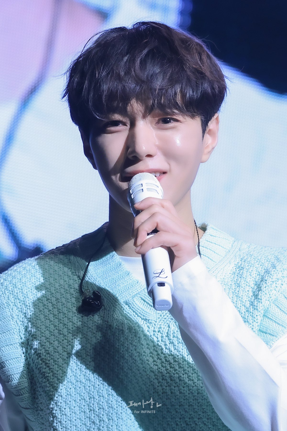 A moment captured by a fan of Kim Myungsoo (L)