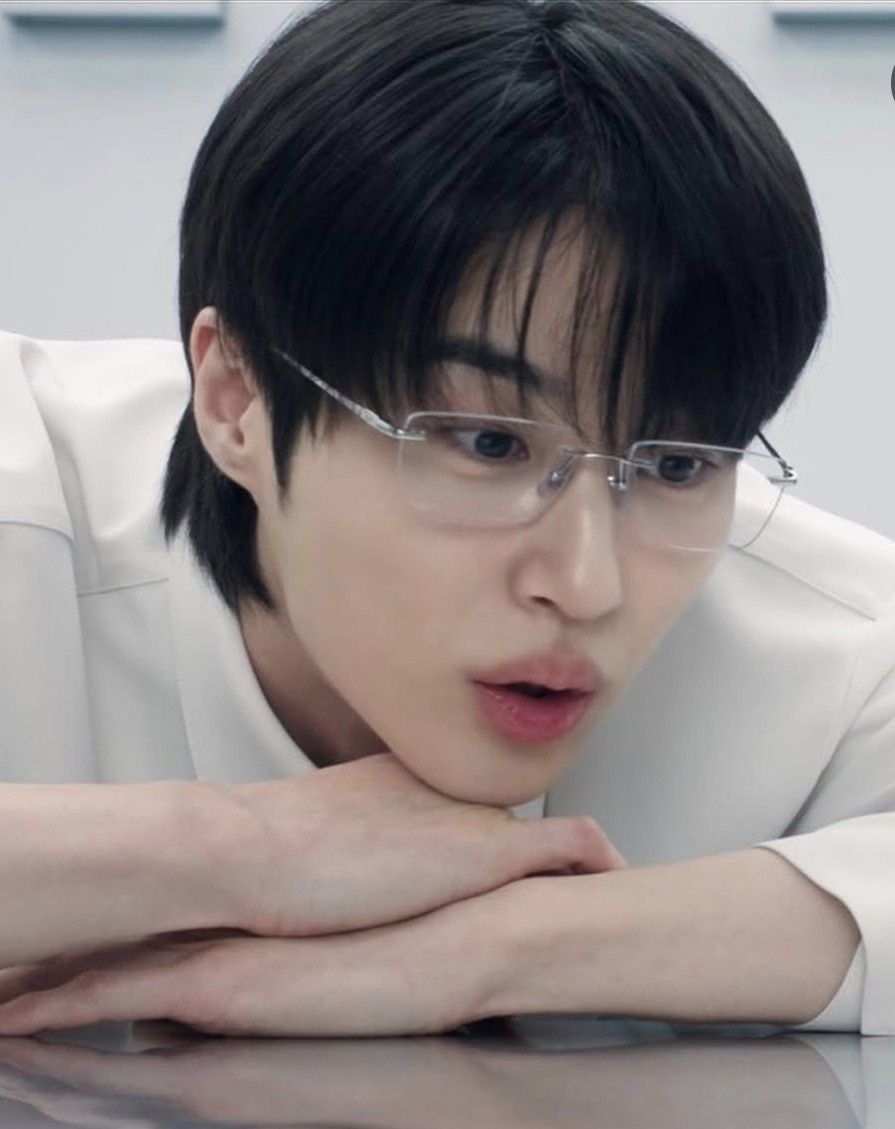 Behind-the-scenes cut of Byeon Wooseok