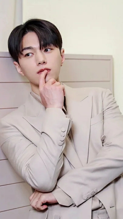 Behind-the-scenes cut of Kim Myungsoo (L)