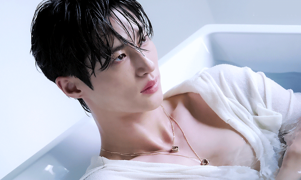 Behind-the-scenes cut of Byeon Wooseok