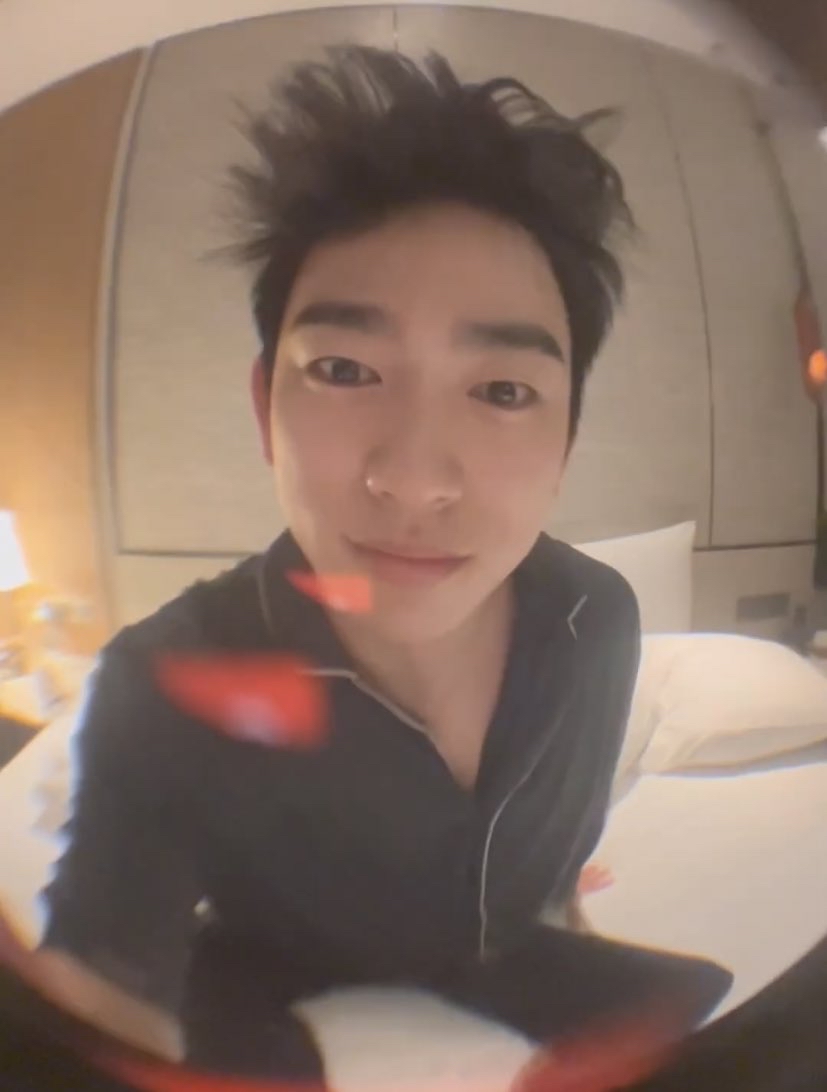 A moment captured by a fan of Park Jinyoung