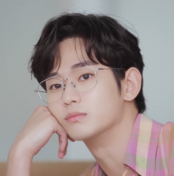 金秀賢的最新照片