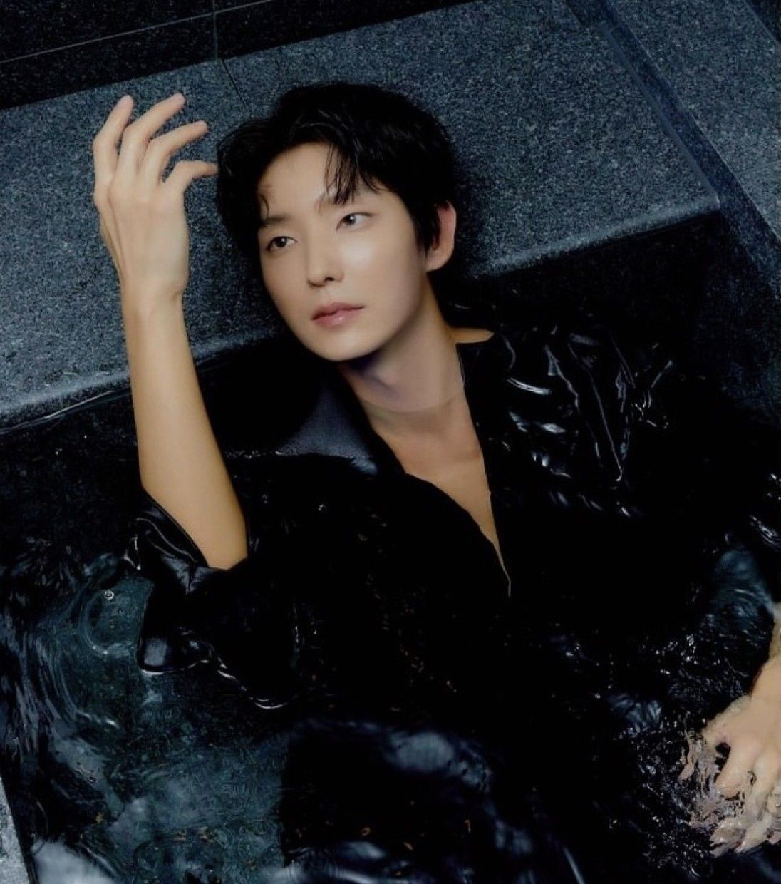 Behind-the-scenes cut of Lee Joongi