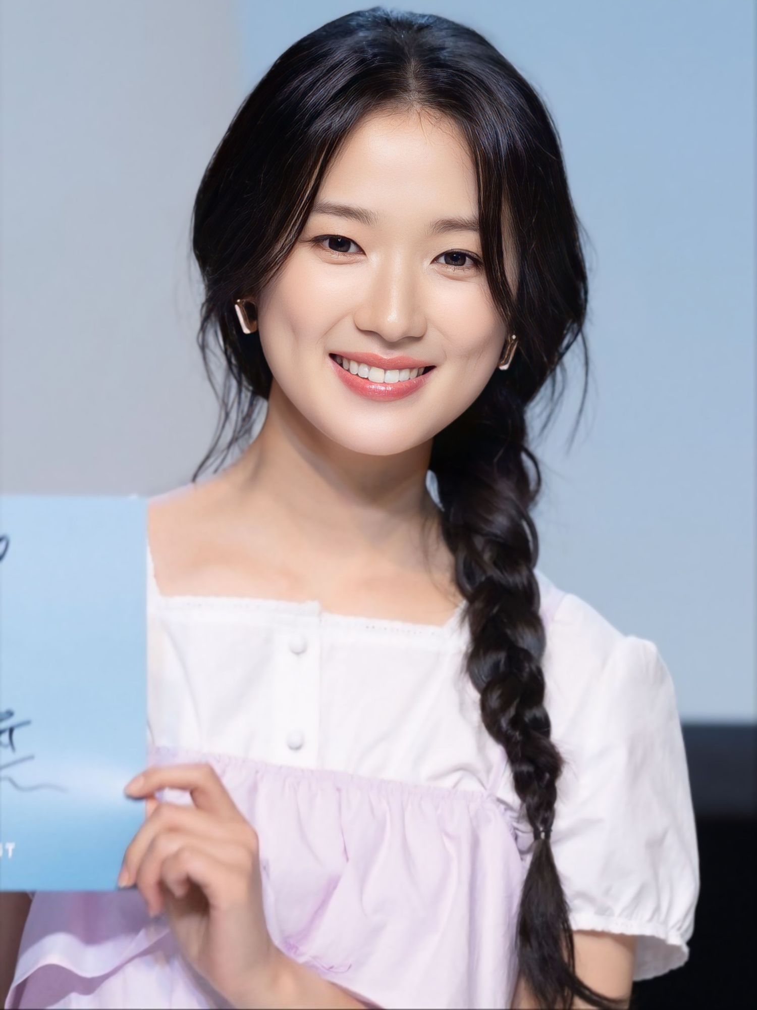 Behind-the-scenes cut of Kim Hyeyoon