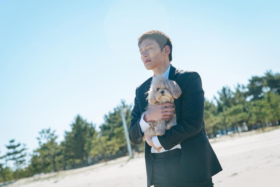 Behind-the-scenes cut of Ji Changwook