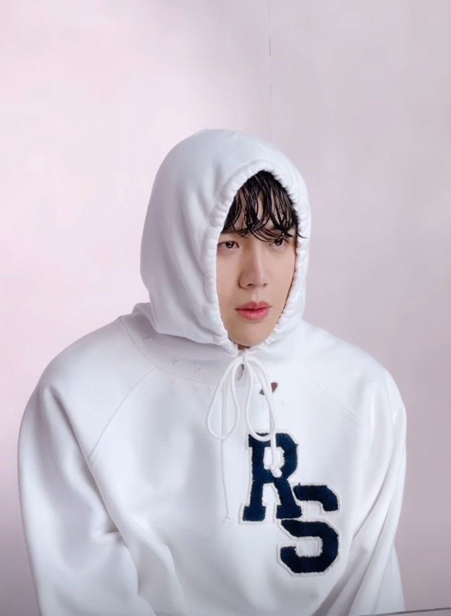 Behind-the-scenes cut of Kim Seonho