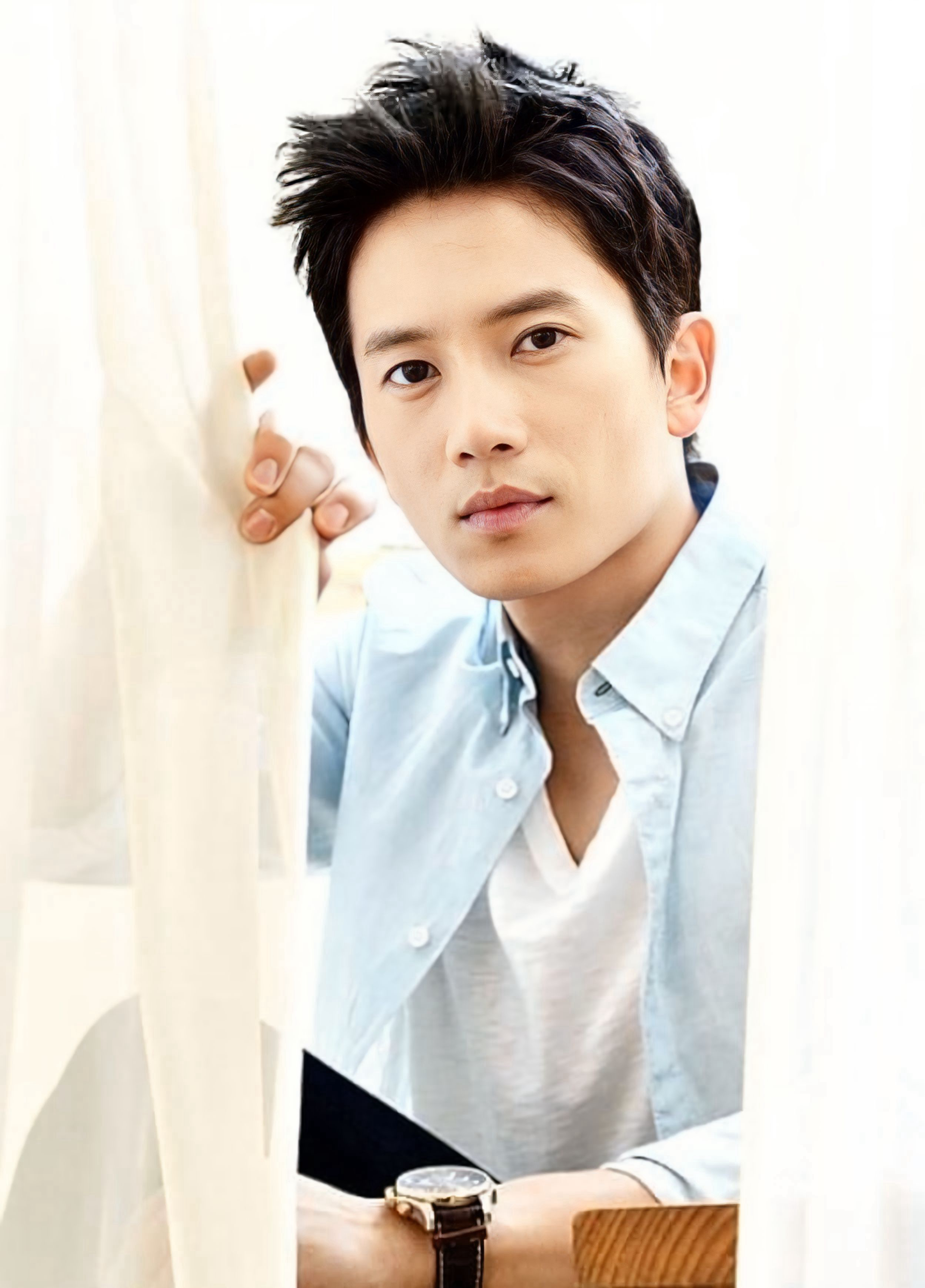 Behind-the-scenes cut of Ji Sung