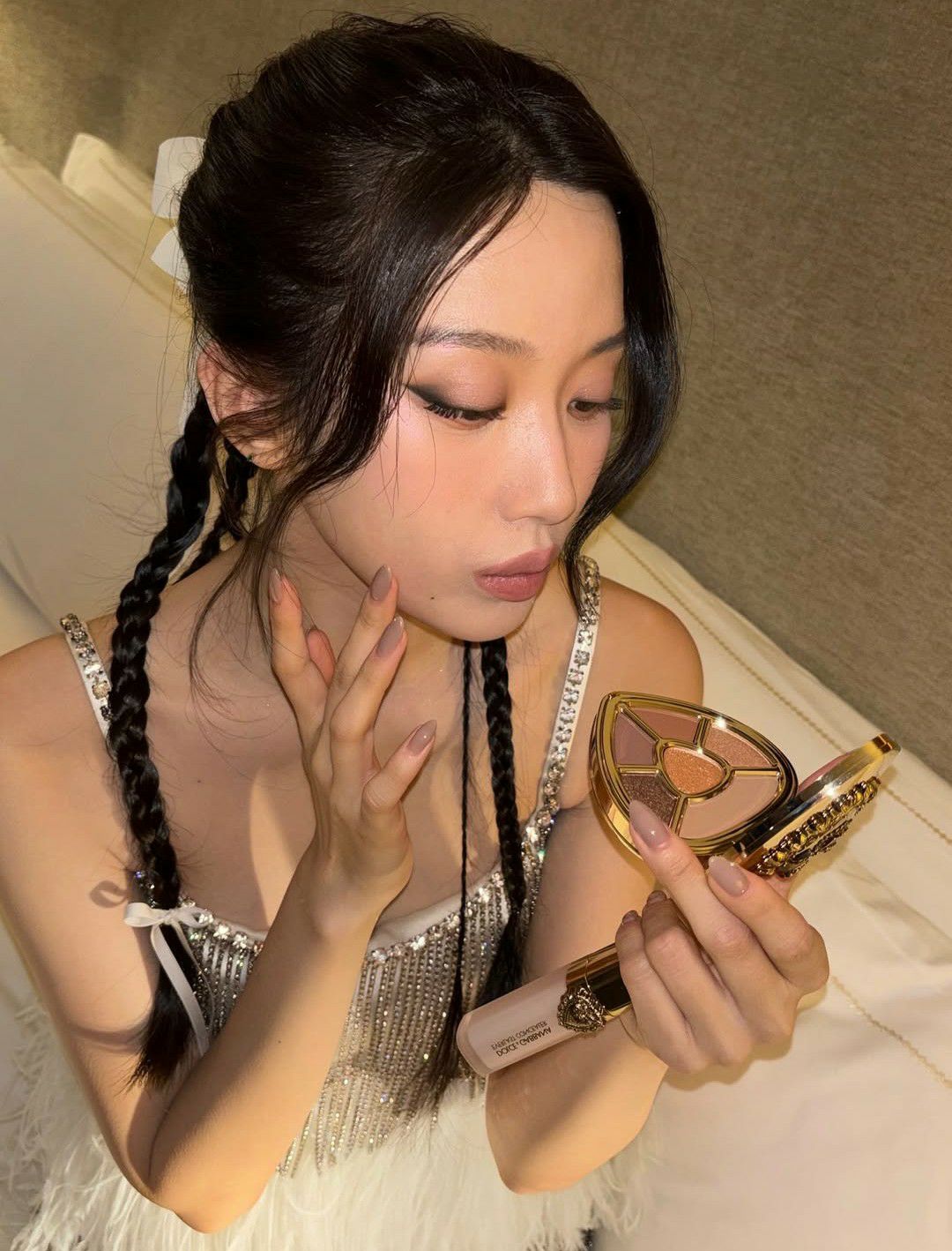 Behind-the-scenes cut of Mun Kayoung
