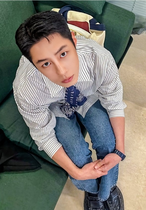 Behind-the-scenes cut of Lee Jaewook