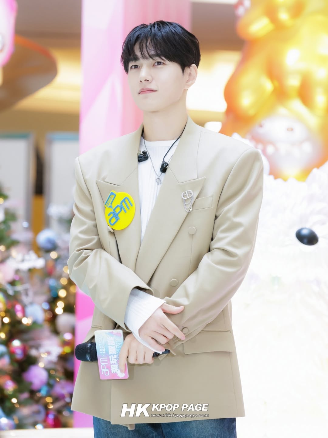 Behind-the-scenes cut of Kim Myungsoo (L)