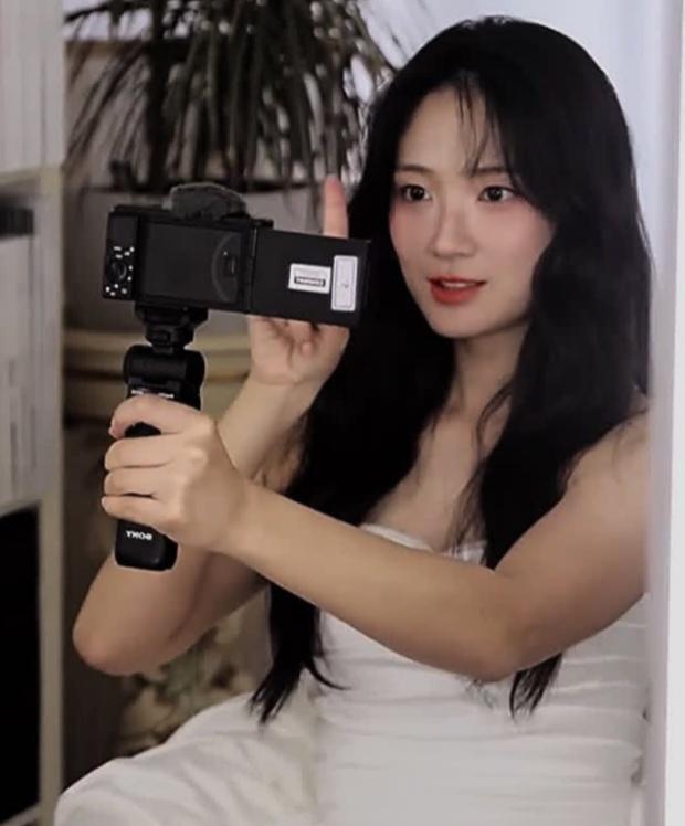 Behind-the-scenes cut of Kim Hyeyoon