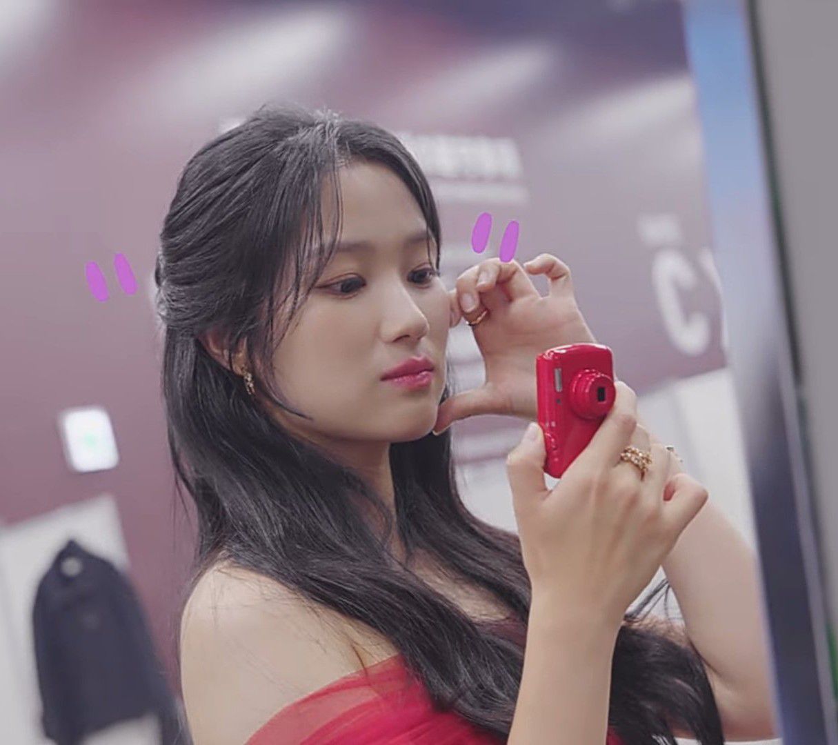 Behind-the-scenes cut of Kim Hyeyoon