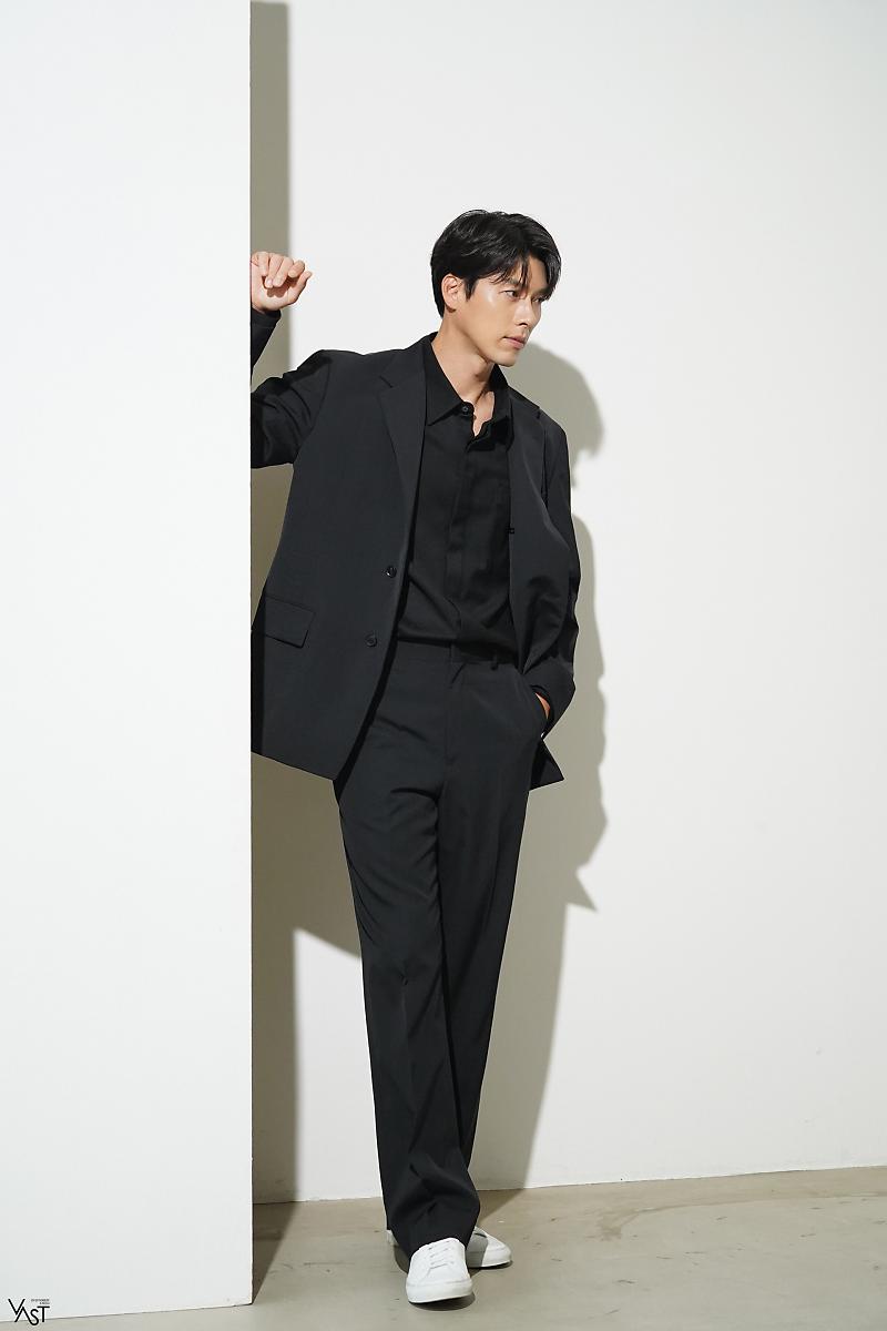 Behind-the-scenes cut of Hyun Bin