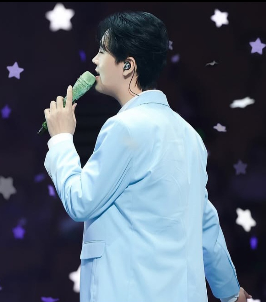 A moment captured by a fan of Song Minjun