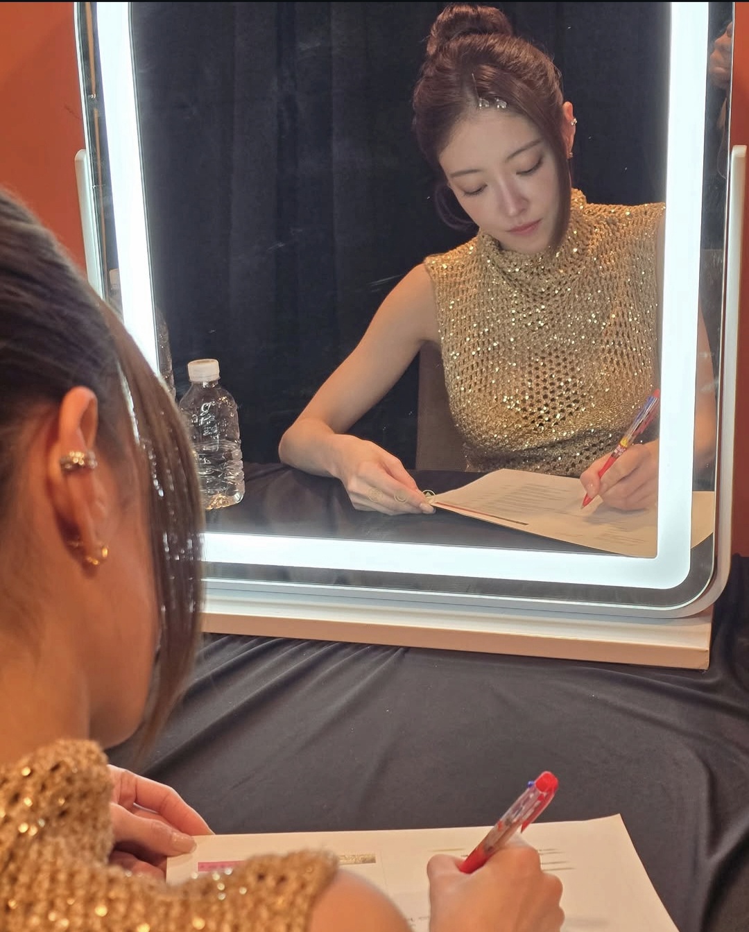 Behind-the-scenes cut of Lee Seyoung