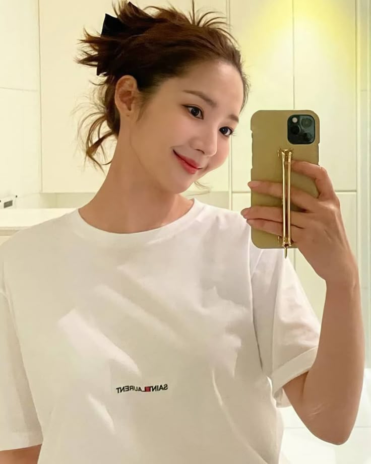 Behind-the-scenes cut of Park Minyoung