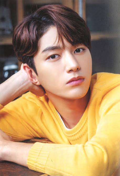 Behind-the-scenes cut of Kim Myungsoo (L)