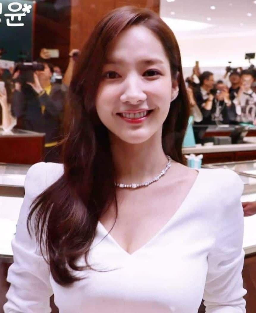 Behind-the-scenes cut of Park Minyoung