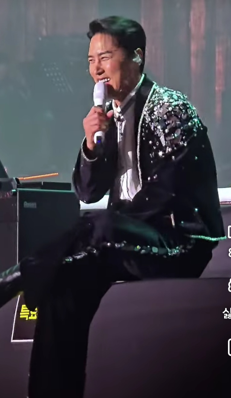 Special wallpaper made by Jang Minho's fans