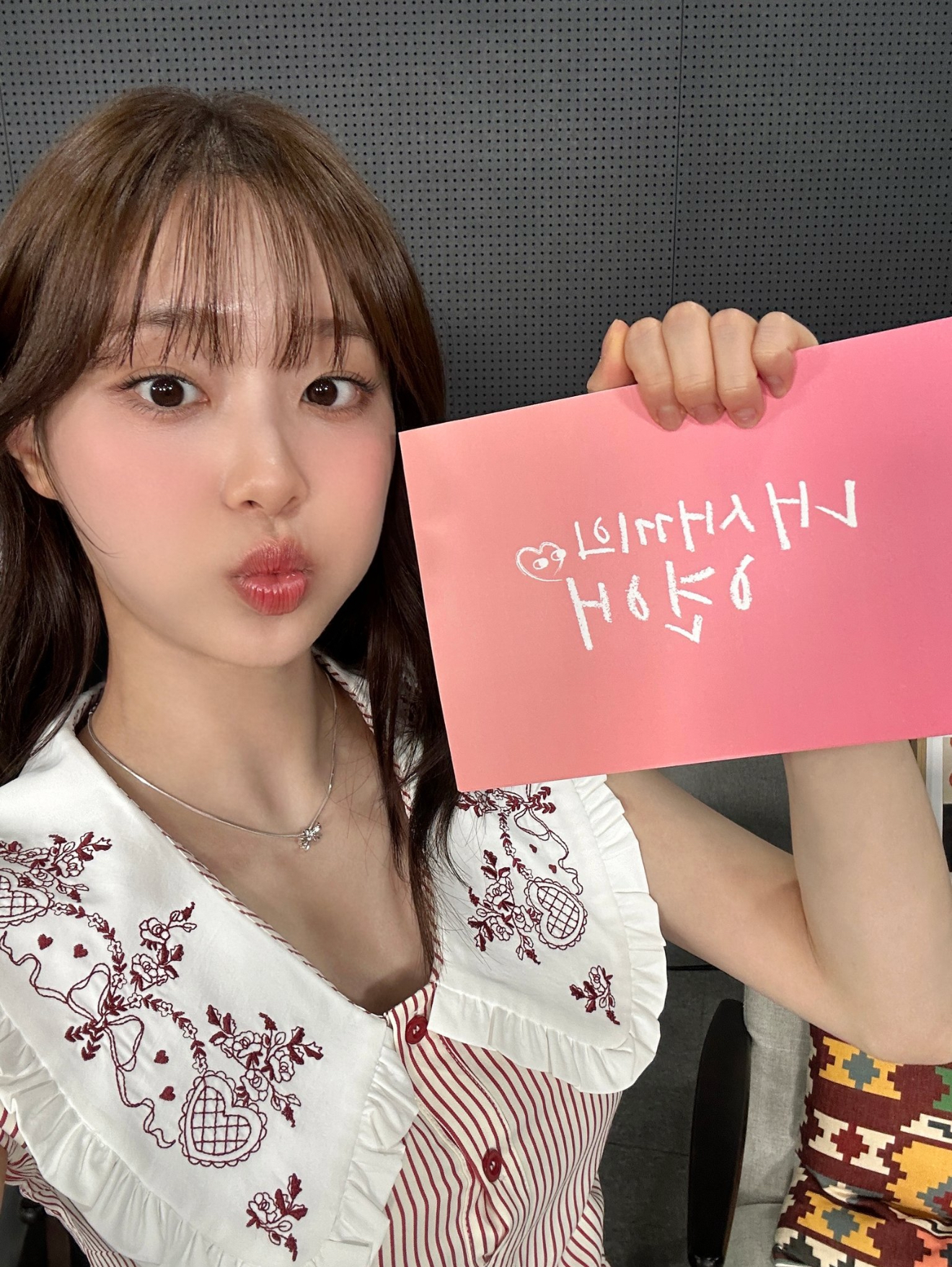 Behind-the-scenes cut of Chuu