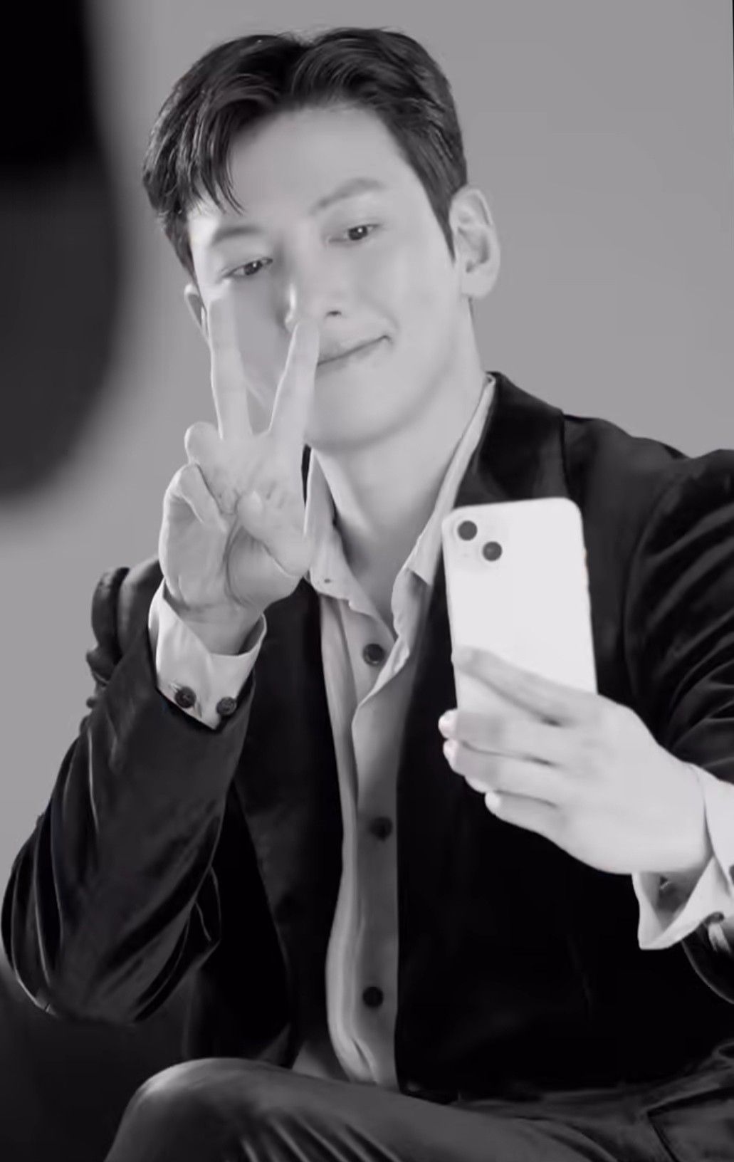 Behind-the-scenes cut of Ji Changwook