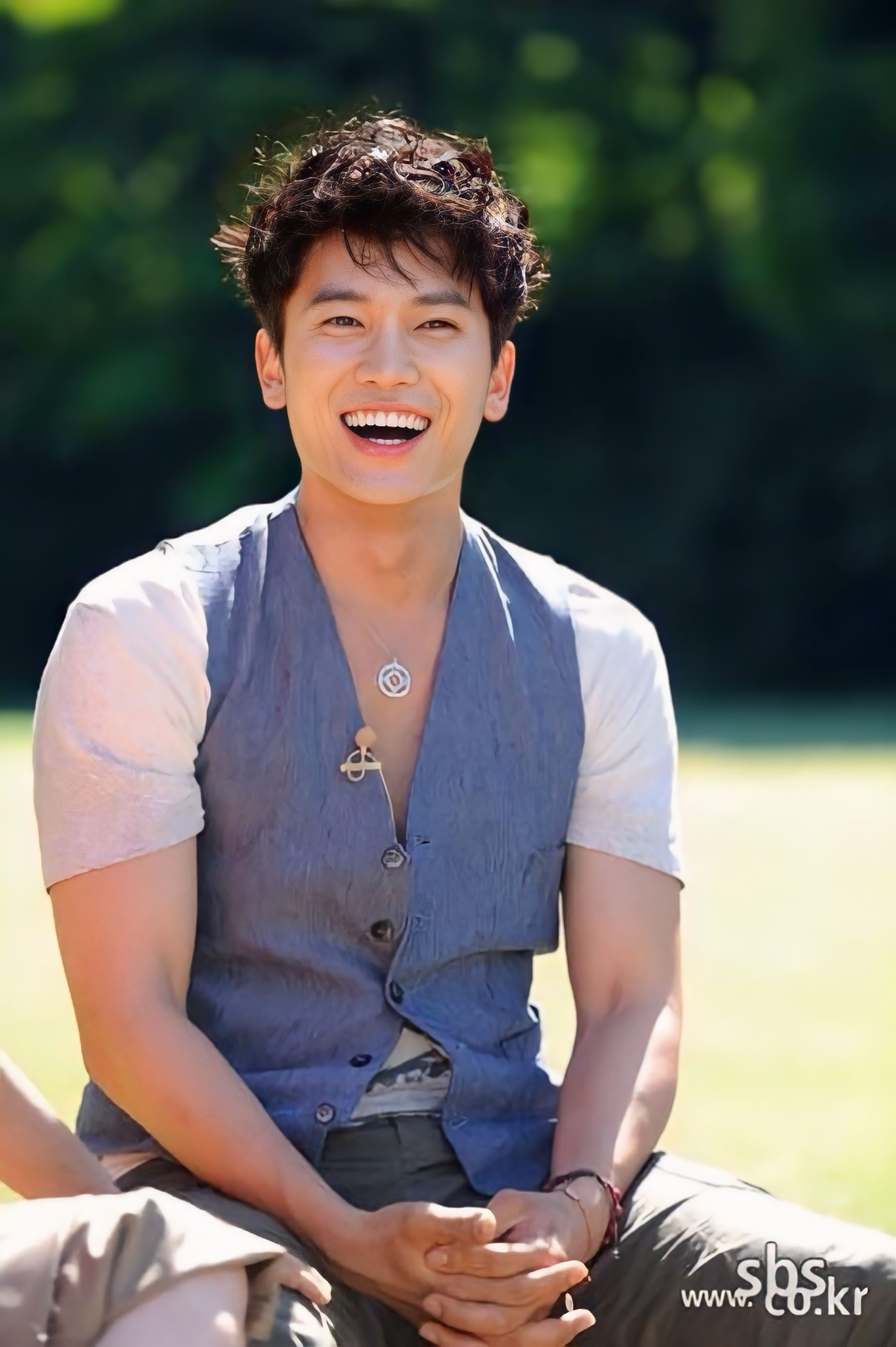 Behind-the-scenes cut of Ji Sung