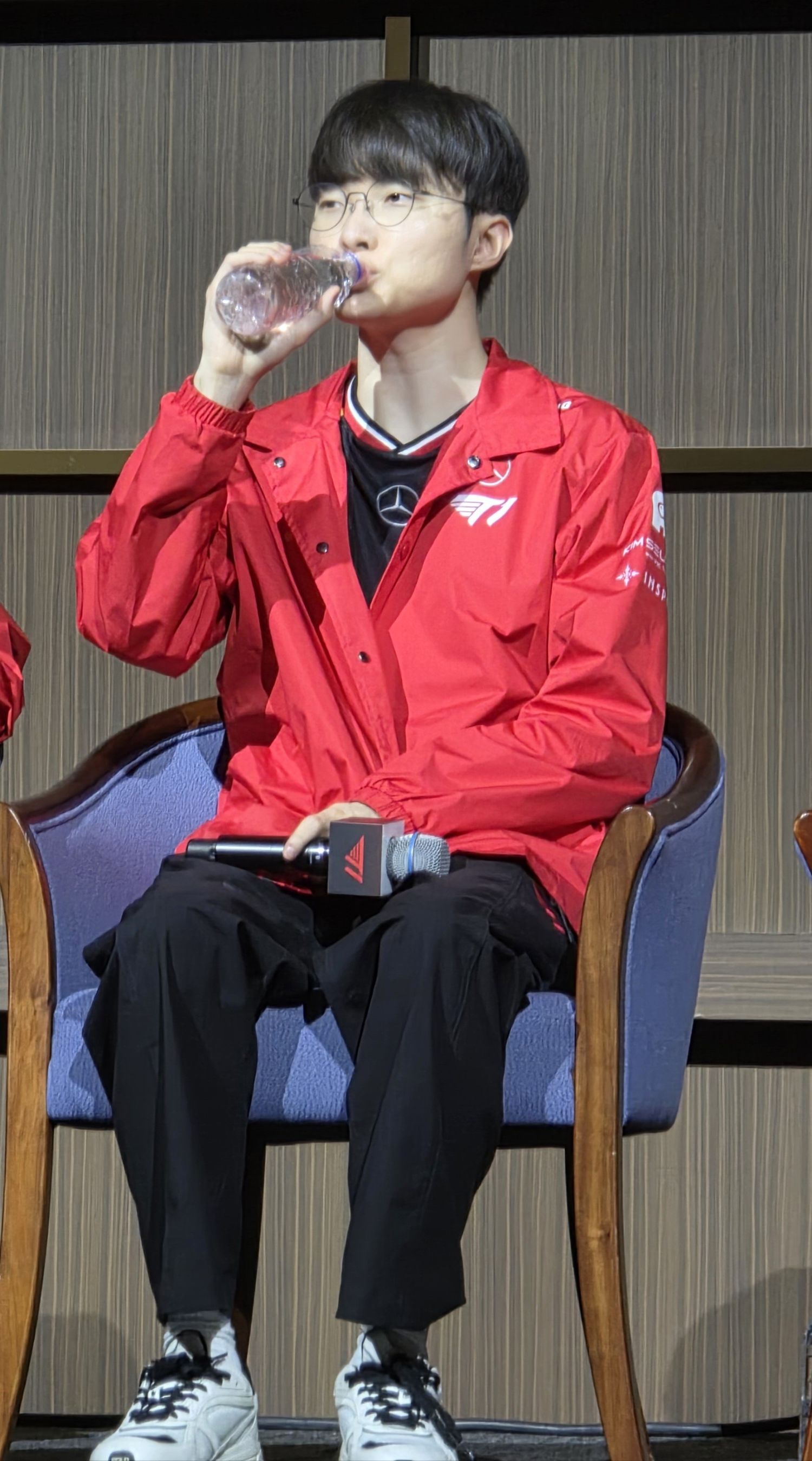 Special wallpaper made by Faker's fans