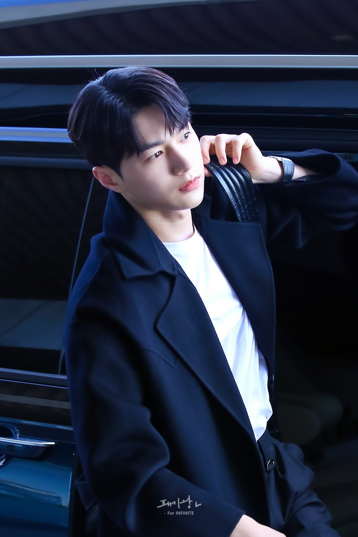 A moment captured by a fan of Kim Myungsoo (L)