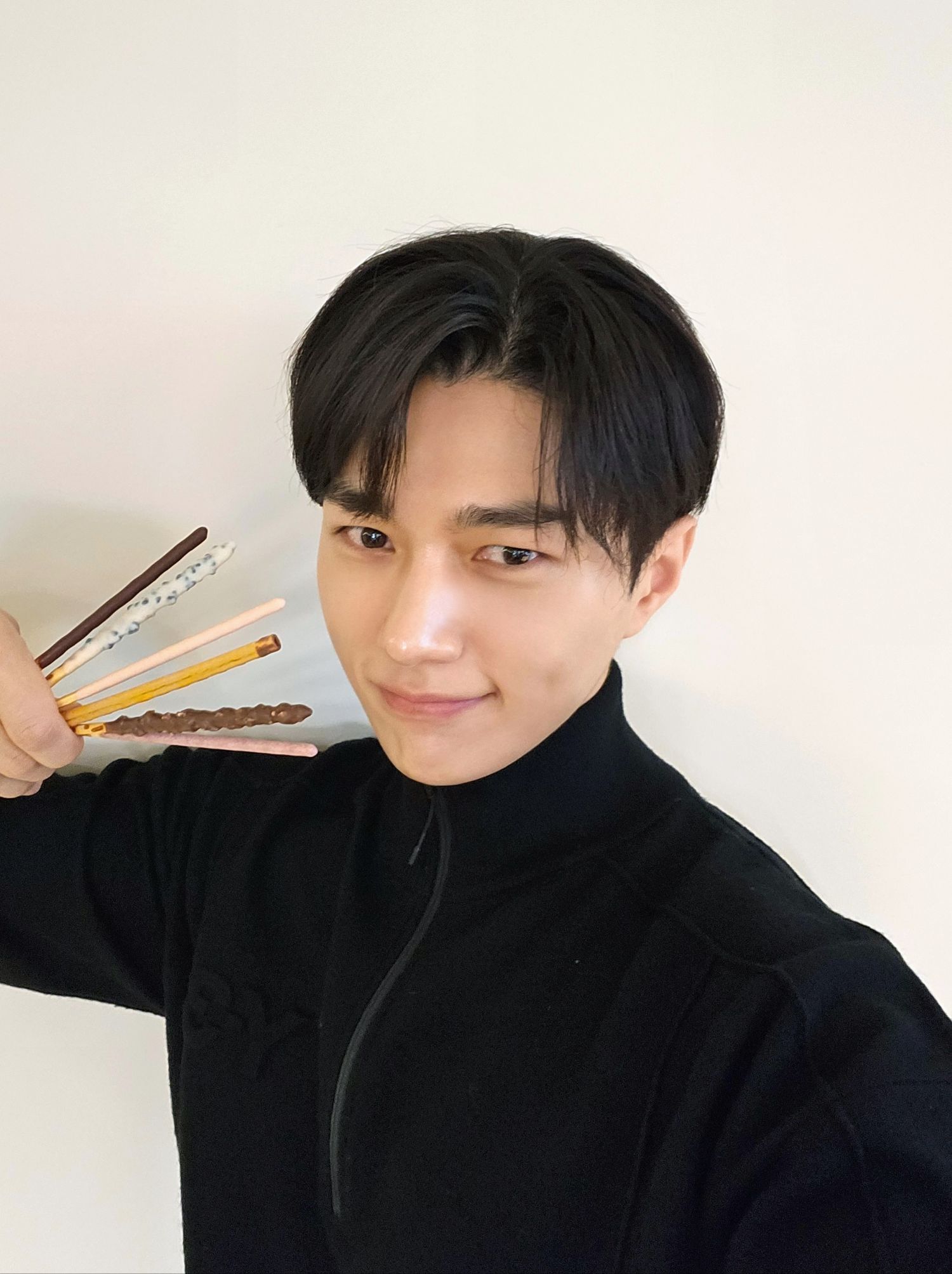 Behind-the-scenes cut of Kim Myungsoo (L)