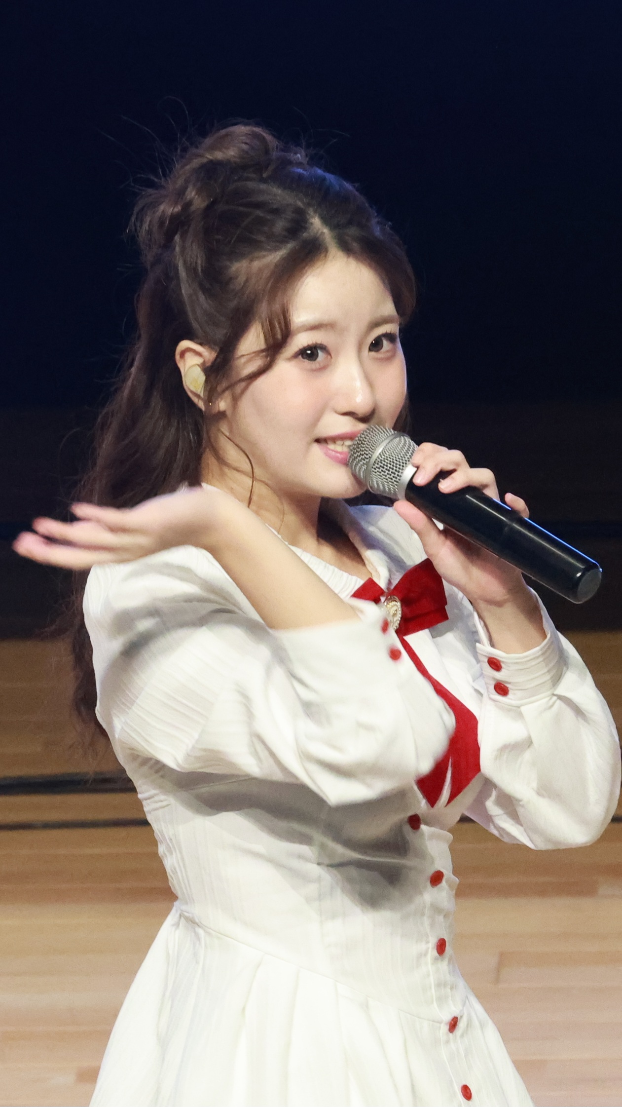 Emotional wallpaper shared by fans for Oh Yujin